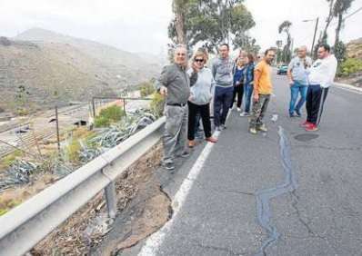 Vecinos en el tramo afectado de la GC-80 afectado por las grietas (Foto Borja Suárez-C7)