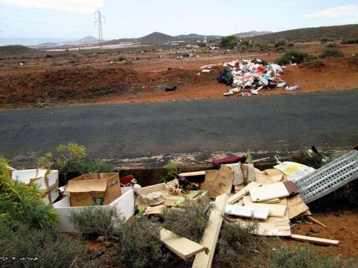 Ordenadores, impresoras y otros dispositivos informáticos se entremezclan con muebles y basuras (Foto TA)