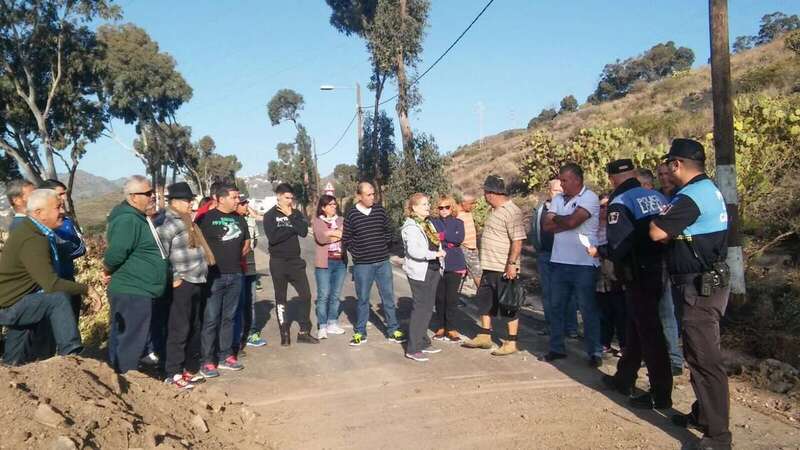 Concentración esta mañana de vecinos en contra del cierre de la carretera GC-80 (Foto TA)
