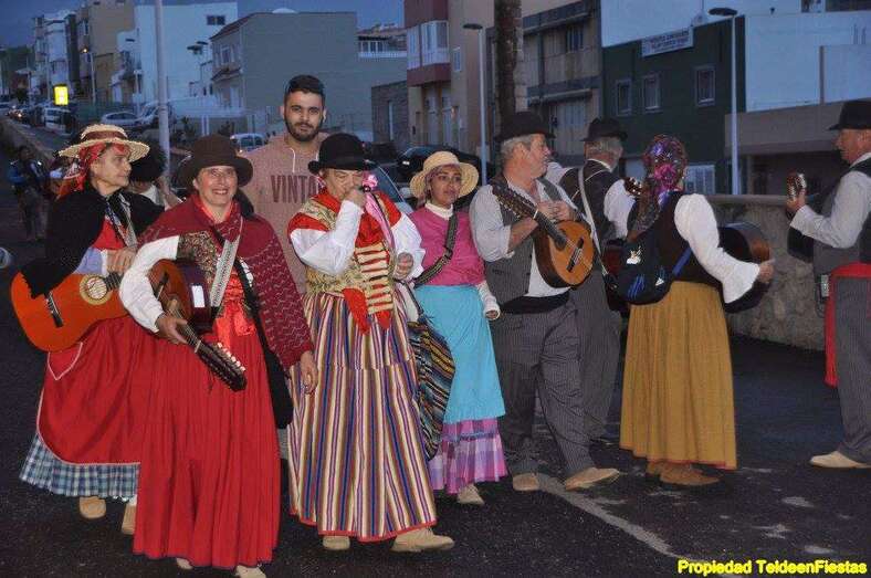 Grupo de romeros por las calles de Las Longueras (foto Teldeenfiestas)