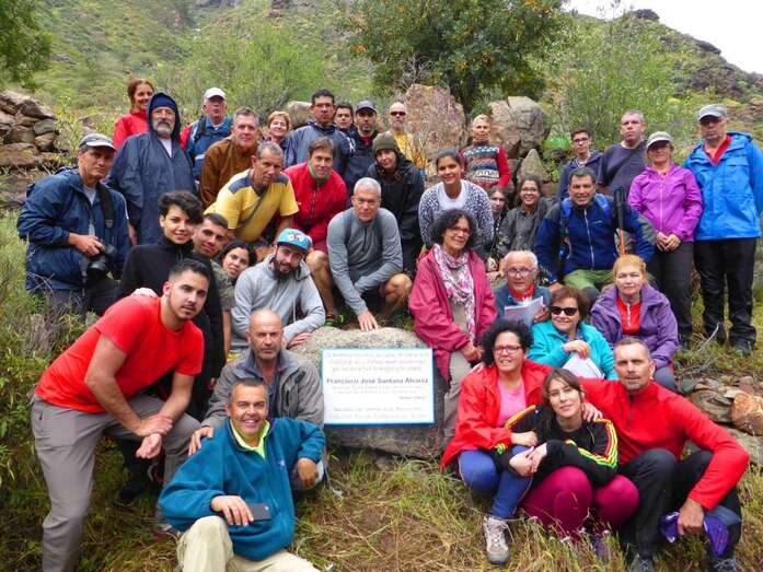 Asistentes al acto junto a la placa (Foto TA)