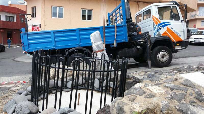 El monolito, en el momento de ser descargado del camión que lo transportaba (Foto TA)