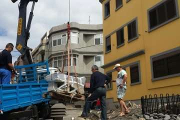 Montaje del monolito que será inaugurado este domingo en La Garita (Foto TA)