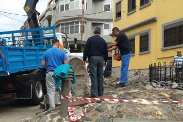 Montaje del monolito que será inaugurado este domingo en La Garita (Foto TA)