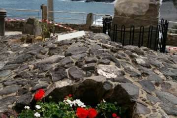 Montaje del monolito que será inaugurado este domingo en La Garita (Foto TA)