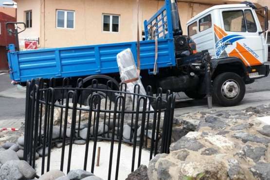 Montaje del monolito que será inaugurado este domingo en La Garita (Foto TA)