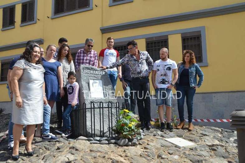 El monolito está colocado en un parterre al inicio del Paseo de Las Delicias (Foto TA)