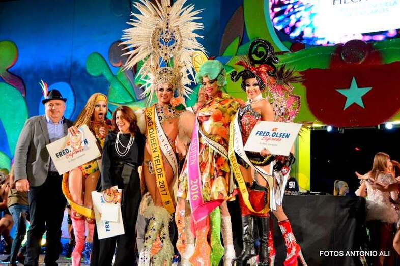 La nueva reinona del Carnaval junto a la alcaldesa de Telde tras recibir el premio (Foto TA)