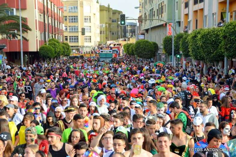 La cabalgata a su paso por la calle de Poeta Pablo Neruda (Foto Antonio Alí)