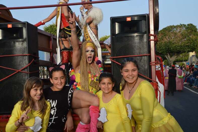 Grimassira Maeva, con un grupo de mascaritas, ayer durante la Cabalgata de Telde (Foto TA)