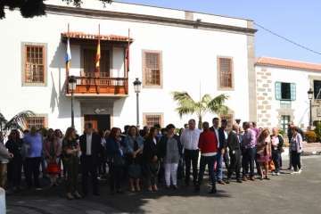 Acto institucional de repulsa celebrado este mediodía junto a la sede del Ayuntamiento de Telde (Foto TA).