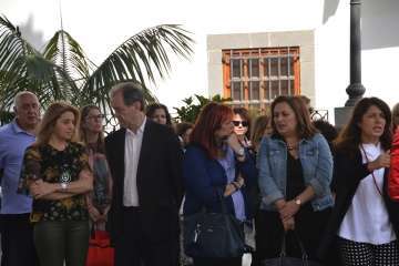 Acto institucional de repulsa celebrado este mediodía junto a la sede del Ayuntamiento de Telde (Foto TA).