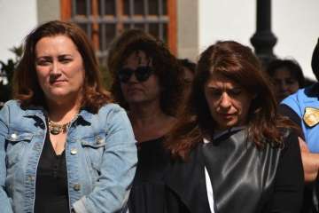 Acto institucional de repulsa celebrado este mediodía junto a la sede del Ayuntamiento de Telde (Foto TA).