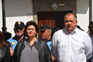 Acto institucional de repulsa celebrado este mediodía junto a la sede del Ayuntamiento de Telde (Foto TA).