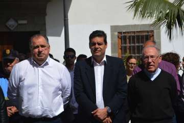 Acto institucional de repulsa celebrado este mediodía junto a la sede del Ayuntamiento de Telde (Foto TA).
