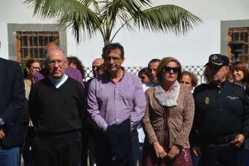 Acto institucional de repulsa celebrado este mediodía junto a la sede del Ayuntamiento de Telde (Foto TA).