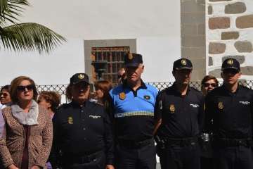Acto institucional de repulsa celebrado este mediodía junto a la sede del Ayuntamiento de Telde (Foto TA).