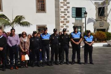 Acto institucional de repulsa celebrado este mediodía junto a la sede del Ayuntamiento de Telde (Foto TA).