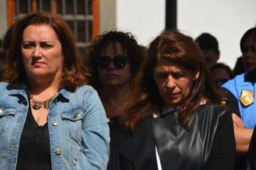 Acto institucional de repulsa celebrado este mediodía junto a la sede del Ayuntamiento de Telde (Foto TA).