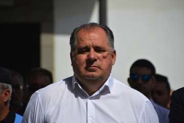 Acto institucional de repulsa celebrado este mediodía junto a la sede del Ayuntamiento de Telde (Foto TA).