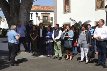Acto institucional de repulsa celebrado este mediodía junto a la sede del Ayuntamiento de Telde (Foto TA).