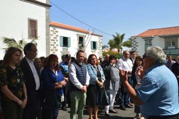 Acto institucional de repulsa celebrado este mediodía junto a la sede del Ayuntamiento de Telde (Foto TA).