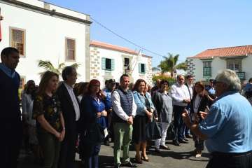 Acto institucional de repulsa celebrado este mediodía junto a la sede del Ayuntamiento de Telde (Foto TA).