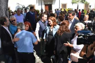 Acto institucional de repulsa celebrado este mediodía junto a la sede del Ayuntamiento de Telde (Foto TA).