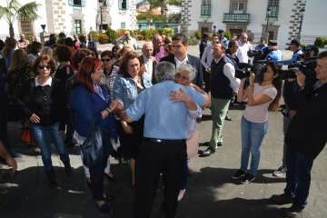 Acto institucional de repulsa celebrado este mediodía junto a la sede del Ayuntamiento de Telde (Foto TA).