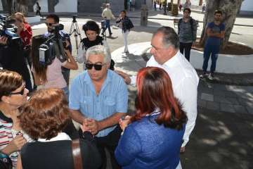 Acto institucional de repulsa celebrado este mediodía junto a la sede del Ayuntamiento de Telde (Foto TA).