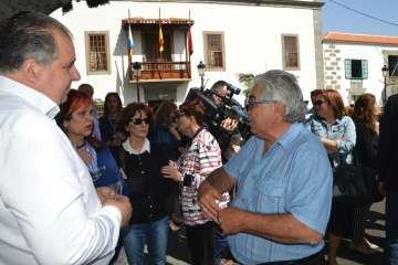 Acto institucional de repulsa celebrado este mediodía junto a la sede del Ayuntamiento de Telde (Foto TA).