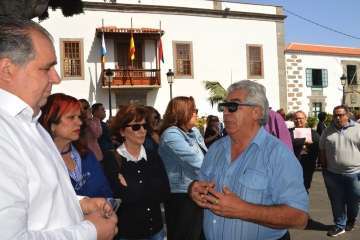 Acto institucional de repulsa celebrado este mediodía junto a la sede del Ayuntamiento de Telde (Foto TA).
