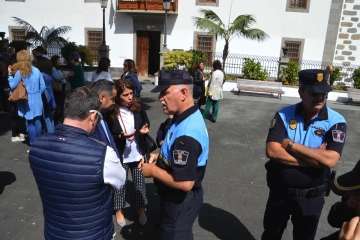 Acto institucional de repulsa celebrado este mediodía junto a la sede del Ayuntamiento de Telde (Foto TA).