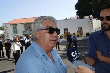 Acto institucional de repulsa celebrado este mediodía junto a la sede del Ayuntamiento de Telde (Foto TA).