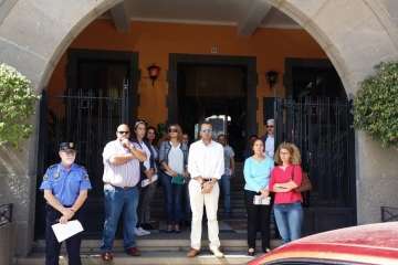 Concentración silenciosa de repulsa celebrada este mediodía en la puerta de las Casas Consistoriales de Santa Brígida (Foto TA).