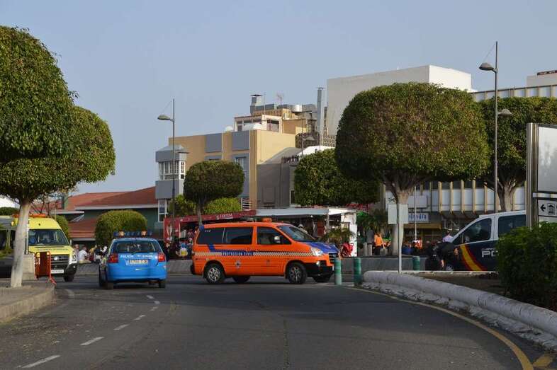 Efectivos de seguridad y emergencias durante el coso carnavalero del pasado sábado (Foto TA)
