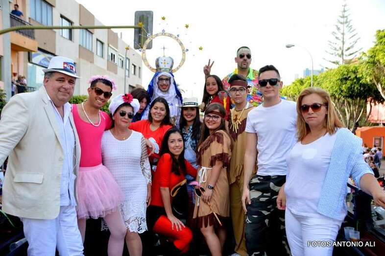 El concejal de Festejos, Juan Martel (el primero por la izquierda), con un grupo de personas en la Cabalgata del pasado sábado (Foto TA)