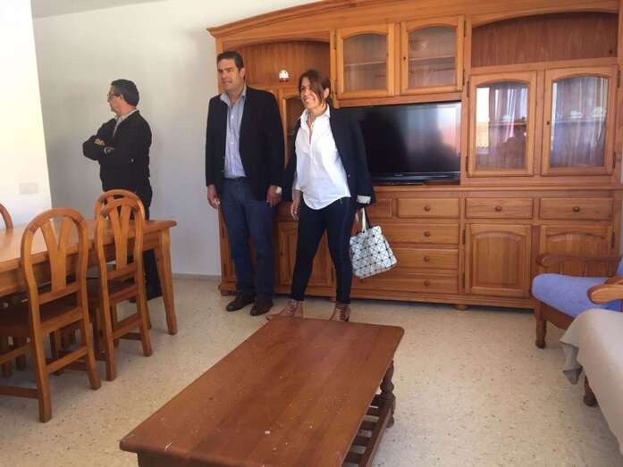 La alcaldesa Carmen Hernández y el concejal Diego Ojeda visitaron este martes el piso (Foto TA)