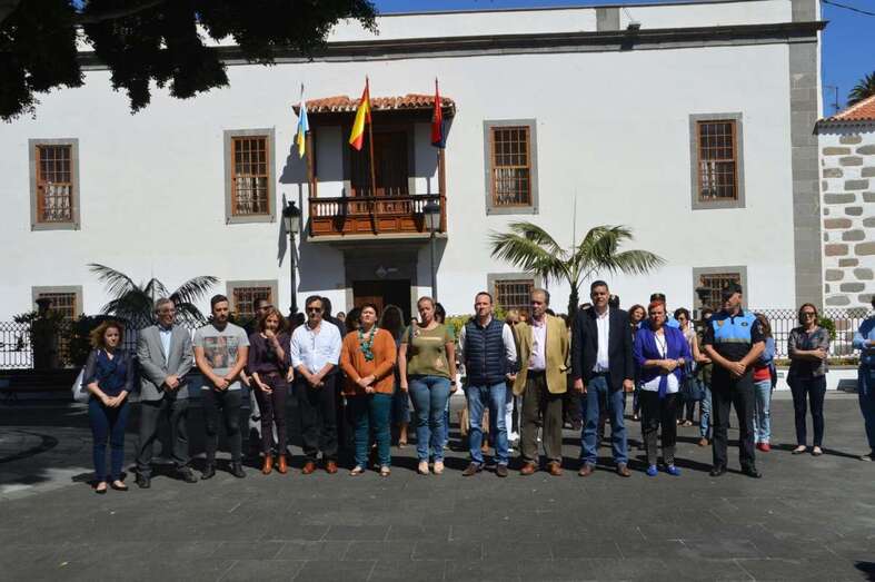 La concentración tuvo lugar este mediodía â€“12.00 horasâ€“ en San Juan, frente a las Casas Consistoriales (Foto TA)