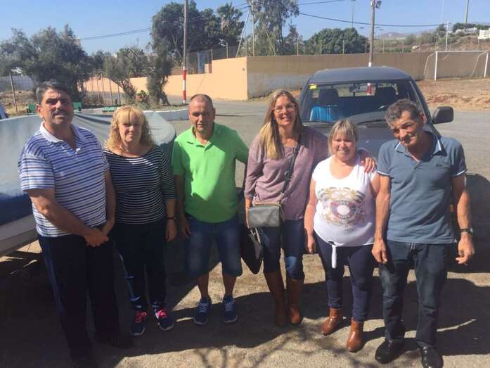 La exconcejala María González Calderín con miembro de la directiva de la asociación (Foto TA)