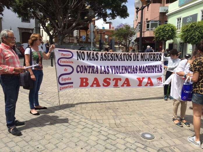 Pancarta desplegada en Los Llanos durante la recogida de firmas este martes (Foto TA)