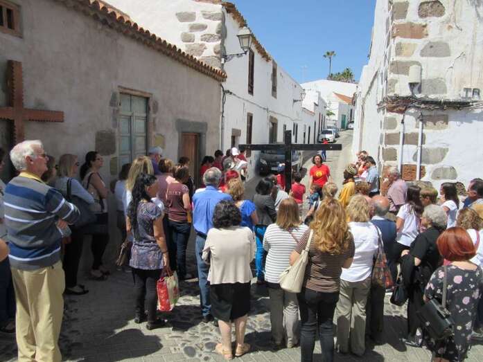 El Vía Crucis en la confluencia de las calles de Carreñas y Tres Casas (Foto F.Ojeda)