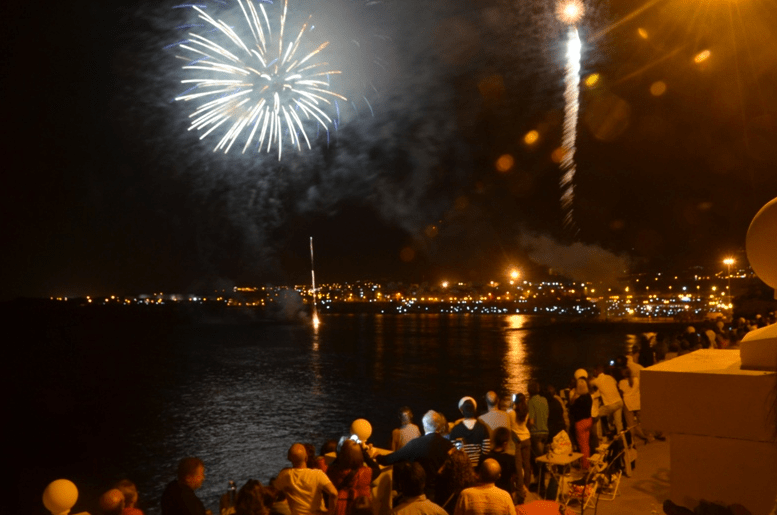 Imagen de archivo de la pasada edición de los Fuegos de Melenara, uno de los eventos más multitudinarios del verano en Telde (Foto TA)