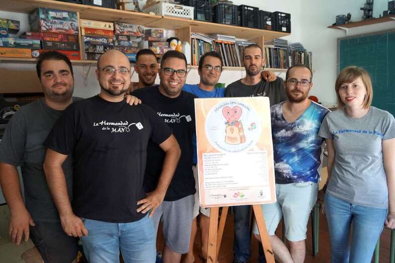 Foto de familia con varios de los integrantes de la Hermandad de la Mano (Foto TA)