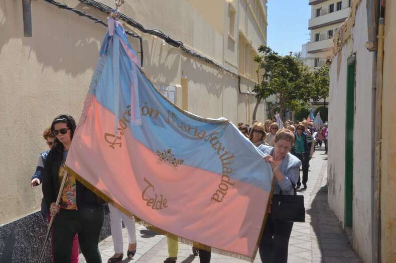 La procesión con la bandera de la asociación por las calles de Los Llanos (Foto Francisco Javier Santana)
