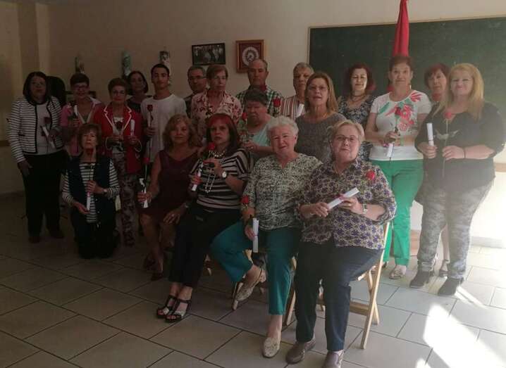 Grupo de asistentes al acto cultural (Foto TA)