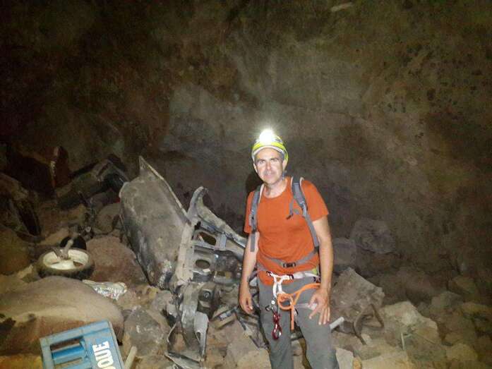 Un espeólogo en el interior de la sima (Foto TA)