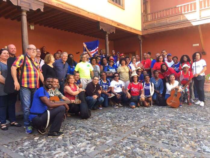 El grupo de visitantes, esta mañana en la Casa Condal junto a la concejala Marta Hernández y miembros de Turcón (Foto TA)