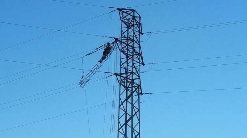 Uno de los operarios, encaramado a la torreta en una escalera especial (Foto TA)
