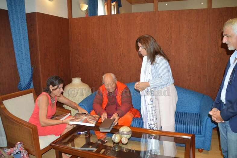 El lama firma el libro que entregó a la alcaldesa de Telde (Foto TA)